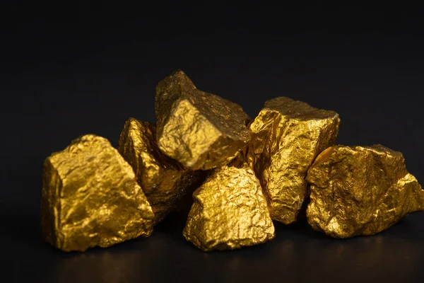 一堆金块或金矿石在黑色背景 宝石或金石块 金融和商业概念理念 — 图库照片