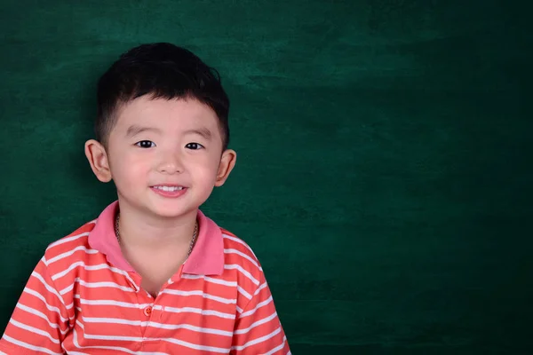 Glad Asiatiska Kid Leende Tom Gröna Svarta Tavlan Med Kopia — Stockfoto