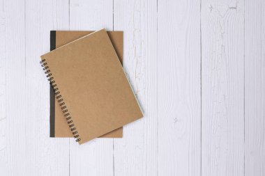 Kopya alanı, menü mockup görünümle ahşap masa üstü dizüstü.