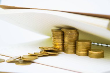 Sikke yığını adım için kopya alanı ile defter kağıt üzerinde ekleme metin, mali ve iş planlama kavramı fikri.