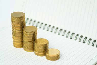 Sikke yığını adım için kopya alanı ile defter kağıt üzerinde ekleme metin, mali ve iş planlama kavramı fikri.