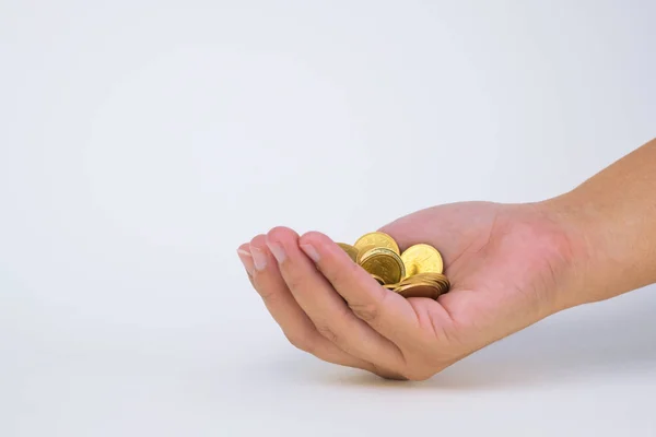 Wiele Złotych Monet Ręku Białym Tle Biznes Koncepcja Inwestycji Finansowych — Zdjęcie stockowe