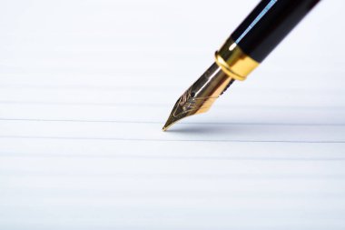 Dolma kalem veya tükenmez kalem defter kağıt üzerinde kopya alanı, office Danışma konsept fikir ile ahşap çalışma masa ile kapatın. sığ odak.