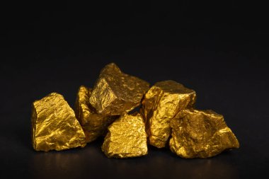 Altın nuggets veya siyah arka plan, kıymetli taş veya yumru altın taş, mali ve iş kavramı fikri altın cevheri yığını.