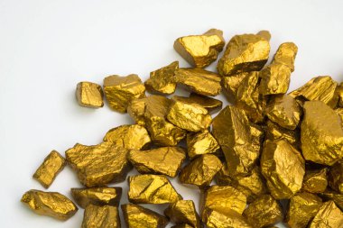 Altın nuggets veya altın cevheri beyaz arka plan, değerli taş ya da şişlik, altın taş, mali ve iş kavramı fikri üzerine izole yığını.