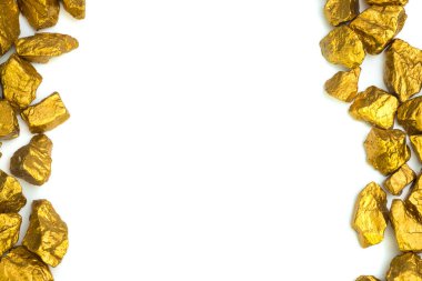 Altın nuggets veya beyaz arka plan, kıymetli taş veya yumru altın taş, mali ve iş kavramı fikri altın cevheri yığını.