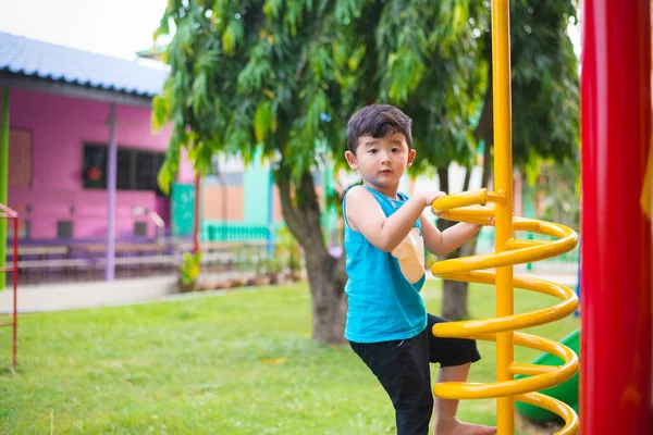 Active Asian Kid Jugando Escalada Espiral Metálica Patio Escuela Los — Foto de Stock