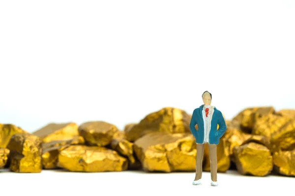 图微型商人或小人物与堆金块或金矿在白色背景 宝石或块金石 财务和商业概念想法 — 图库照片