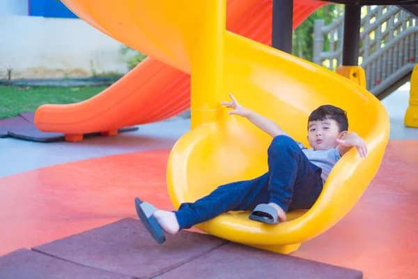 Niño Asiático Jugando Diapositiva Patio Recreo Bajo Luz Del Sol — Foto de Stock