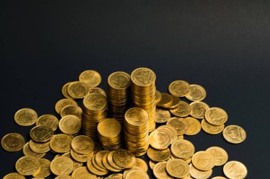 Sikke, sikke karanlık odada, kavram fikir bankacılık iş bir grafik olarak düzenlenmiş yığınları sütunları artan tasarruf,