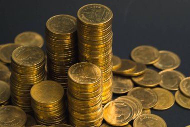 Sikke, sikke karanlık odada, kavram fikir bankacılık iş bir grafik olarak düzenlenmiş yığınları sütunları artan tasarruf,