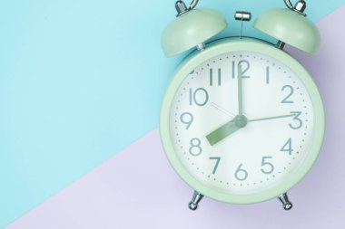 Tatlı pastel renkli kağıda üstten görünüm, arka plan dokusu, pembe, mor, sarı, bej, yeşil ve mavi renkli düz yatıyordu vintage çalar saat.