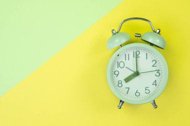 Tatlı pastel renkli kağıda üstten görünüm, arka plan dokusu, pembe, mor, sarı, bej, yeşil ve mavi renkli düz yatıyordu vintage çalar saat.