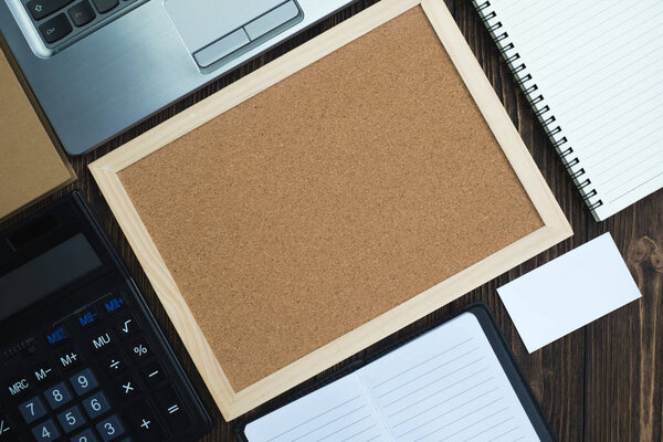 Офисные принадлежности или офисные работы необходимые инструменты или предметы на деревянном столе на рабочем месте, вид сверху с копировальным местом для добавления текста и сообщения
.