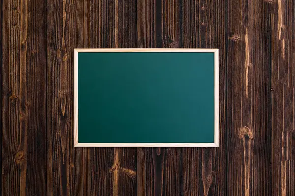 空の緑黒板木製フレーム木製机の上のコピー スペース平面図追加テキストとメッセージ — ストック写真
