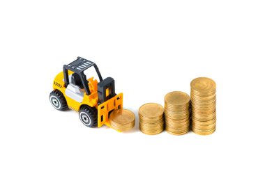 Mini forklift kamyon yükleme adımları izole kopya alanı, işletme finansı ve endüstriyel kavram fikir bankacılık beyaz zemin üzerine altın sikke, sikke yığını.