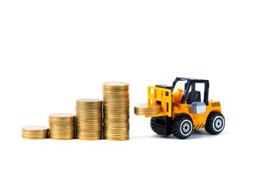 Mini forklift kamyon yükleme adımları izole kopya alanı, işletme finansı ve endüstriyel kavram fikir bankacılık beyaz zemin üzerine altın sikke, sikke yığını.
