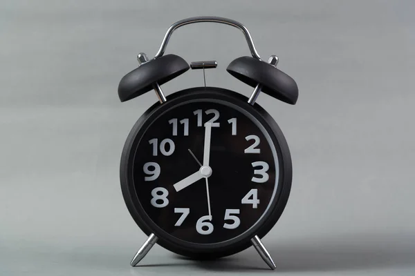 Reloj Despertador Vintage Color Negro Sobre Fondo Gris Despertar Idea —  Fotos de Stock