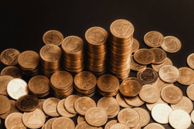 Sikke, sikke karanlık odada, kavram fikir bankacılık iş bir grafik olarak düzenlenmiş yığınları sütunları artan tasarruf,