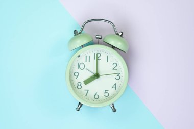 Tatlı pastel renkli kağıda üstten görünüm, arka plan dokusu, pembe, mor, sarı, bej, yeşil ve mavi renkli düz yatıyordu vintage çalar saat.