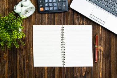 Ofis, banka donatımı veya office çalışma temel araçları veya öğeleri çalışma alanı, dizüstü bilgisayar dizüstü bilgisayar hesap makinası ve çalar saat ahşap masa üzerinde en iyi görünüm için kopya alanı ile eklemek metin ve mesaj.