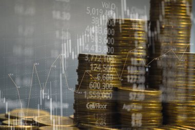 Borsa ekran grafik kartı ve mum sopa mali iş ve yatırımcı analiz kavramı fikir için para yığınının çift pozlama.