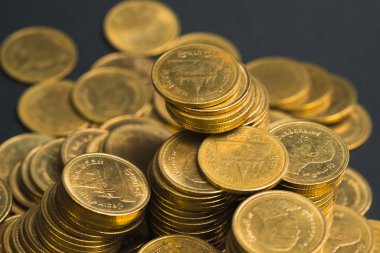 Sikke, sikke karanlık odada, kavram fikir bankacılık iş bir grafik olarak düzenlenmiş yığınları sütunları artan tasarruf,