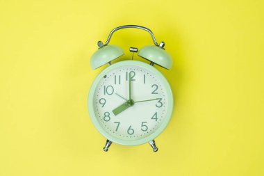 Tatlı pastel renkli kağıda üstten görünüm, arka plan dokusu, pembe, mor, sarı, bej, yeşil ve mavi renkli düz yatıyordu vintage çalar saat.