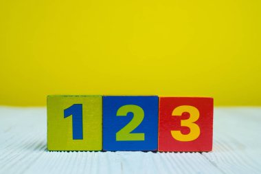 Blok bulmaca numarası 1 2 ve tablo 3 sarı duvar arka plan ile kare