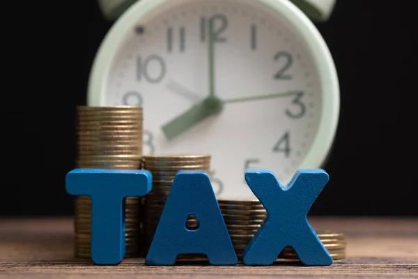 Ora Pagare Concetto Tax Alfabeto Tax Con Pila Monete Sveglia — Foto Stock