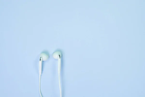 Auriculares Blancos Auriculares Pequeña Charla Sobre Papel Pastel Color Azul — Foto de Stock