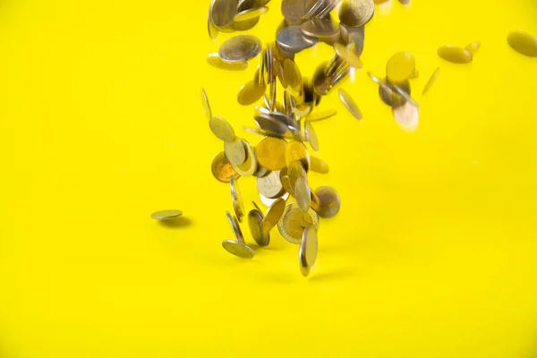 Caída Monedas Dinero Sobre Fondo Amarillo Idea Concepto Riqueza Empresarial — Foto de Stock