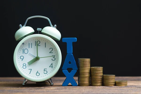Hora Pagar Conceito Tax Alfabeto Tax Com Pilha Moeda Despertador — Fotografia de Stock