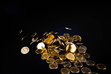 Koyu arka plan, iş kavramı fikri düşen altın para.