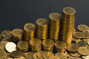 Sikke, sikke karanlık odada, kavram fikir bankacılık iş bir grafik olarak düzenlenmiş yığınları sütunları artan tasarruf,