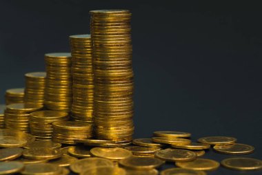 Sikke, sikke karanlık odada, kavram fikir bankacılık iş bir grafik olarak düzenlenmiş yığınları sütunları artan tasarruf,