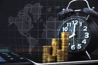Paralar yığınları ve çalar saat ile tablet bilgisayar ve mali grafik, iş planlaması vizyon ve finans analiz, Dünya Haritası, kavram fikir, bankacılık küresel ağı iş öğesi Nasa tarafından.