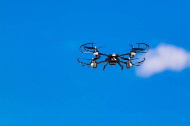 Drone veya dört helikopter masmavi gökyüzünde uçan