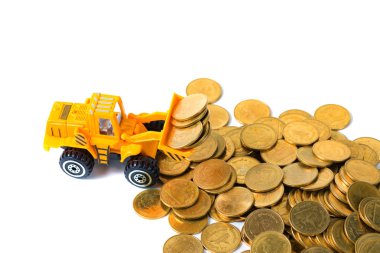 Mini buldozer kamyon yükleme madeni para ile izole kopya alanı, işletme finansı ve endüstriyel kavram fikir bankacılık beyaz zemin üzerine altın sikke yığını yığını.