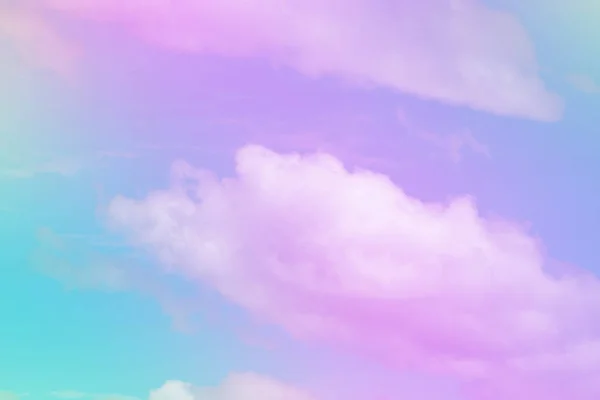 甘いパステル カラー雲と太陽の光 空のソフト パステル グラデーション背景と曇り 夏のコンセプト — ストック写真