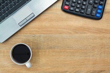 Dizüstü bilgisayar ya da defter, hesap makinesi ve kahve çalışma tablosu veya Danışma, çalışma alanı kopyasını alan içeren görünüm top.