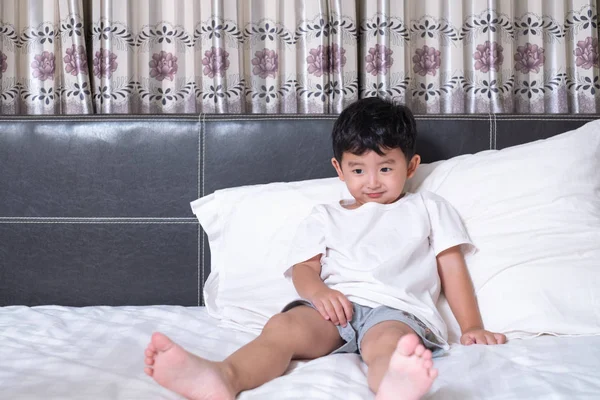 Roky Starý Malý Roztomilý Chlapec Asijské Doma Posteli Dítě Ležící — Stock fotografie