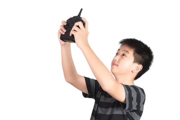 亚洲男孩手持无线电遥控 控制手机 直升机 无人机或飞机 工作室拍摄在白色背景隔离 — 图库照片