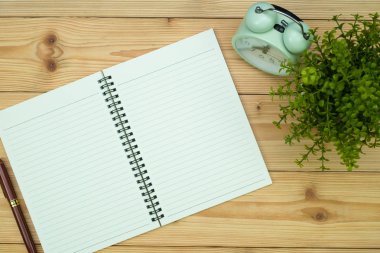 Ofis, banka donatımı veya office iş gerekli araçları öğeleri ahşap masa işyeri, kalem defter ile ve çalar saat ile kopya alanı, üstten görünüm