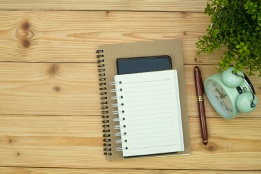 Ofis, banka donatımı veya office iş gerekli araçları öğeleri ahşap masa işyeri, kalem defter ile ve çalar saat ile kopya alanı, üstten görünüm