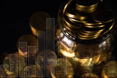 Çift pozlama ile şehir ve arka plan, iş ve finansal kavram fikir ofis binası üzerinde mali çizge madeni para yığını.