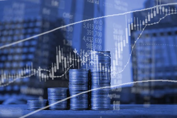コイン スタック株式市場画面チャート ボード キャンドル スティック金融ビジネスと投資家分析概念のアイデアのための二重露光 — ストック写真