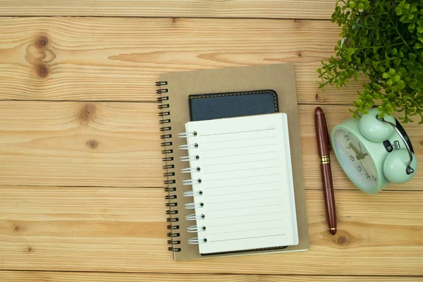 Ofis, banka donatımı veya office iş gerekli araçları öğeleri ahşap masa işyeri, kalem defter ile ve çalar saat ile kopya alanı, üstten görünüm