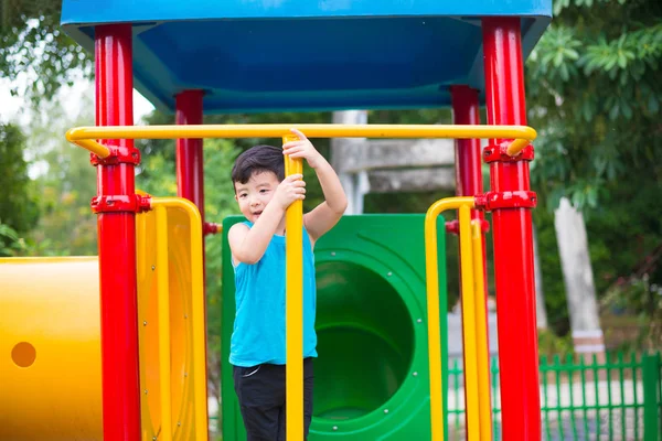 Niño Asiático Jugando Patio Recreo Bajo Luz Del Sol Verano — Foto de Stock