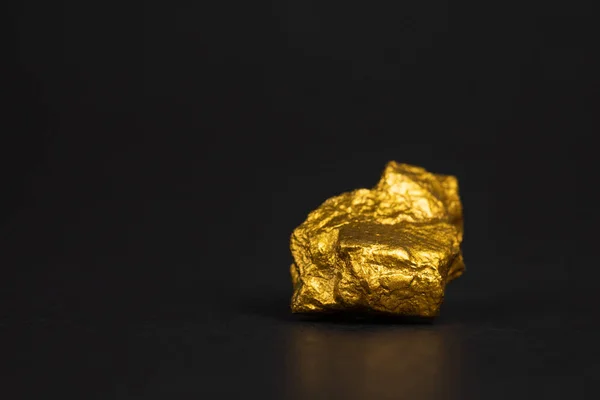 Nahaufnahme Von Goldklumpen Oder Golderz Auf Schwarzem Hintergrund Edelstein Oder — Stockfoto